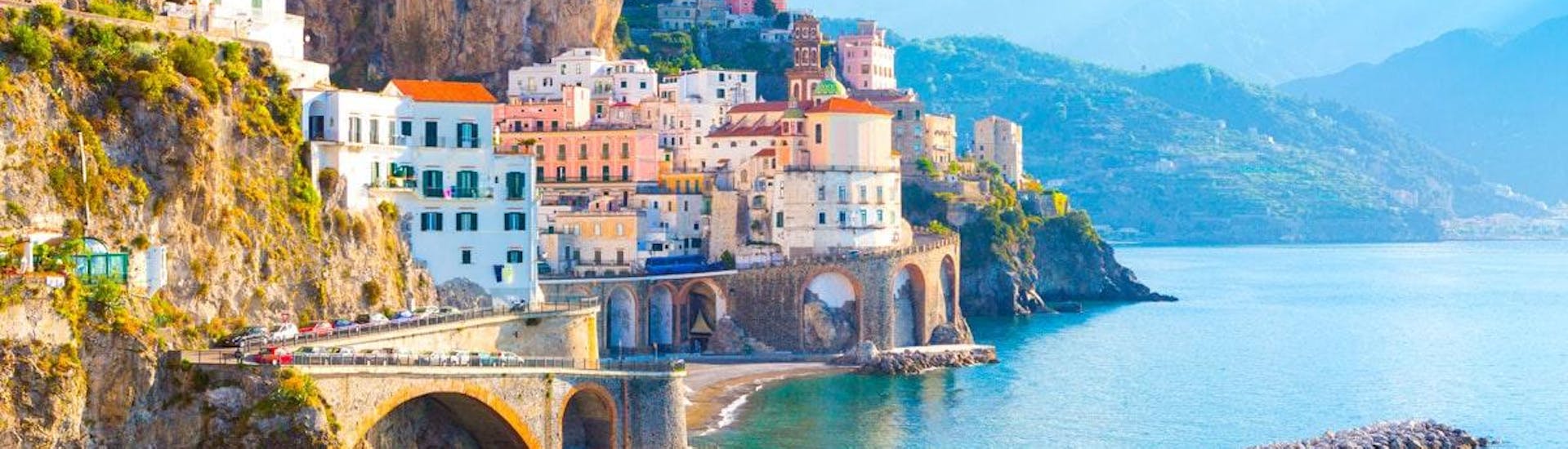 Le case colorate di Amalfi possono essere viste in barca durante una gita in barca da Torre del Greco a Positano e Amalfi con You Know! Boat Sorrento.