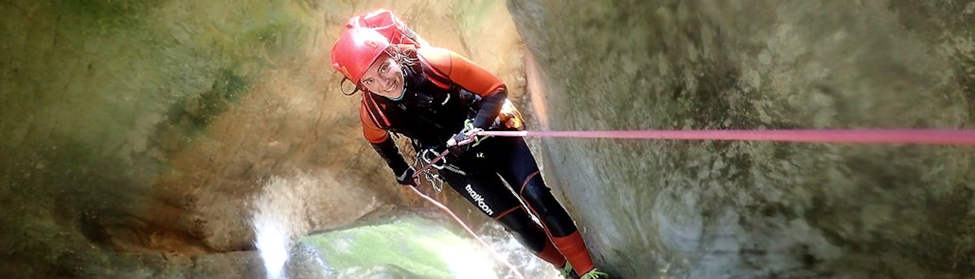 Frau beim Abseilen von einer Felswand beim Canyoning mit Skyclimber Tremosine.