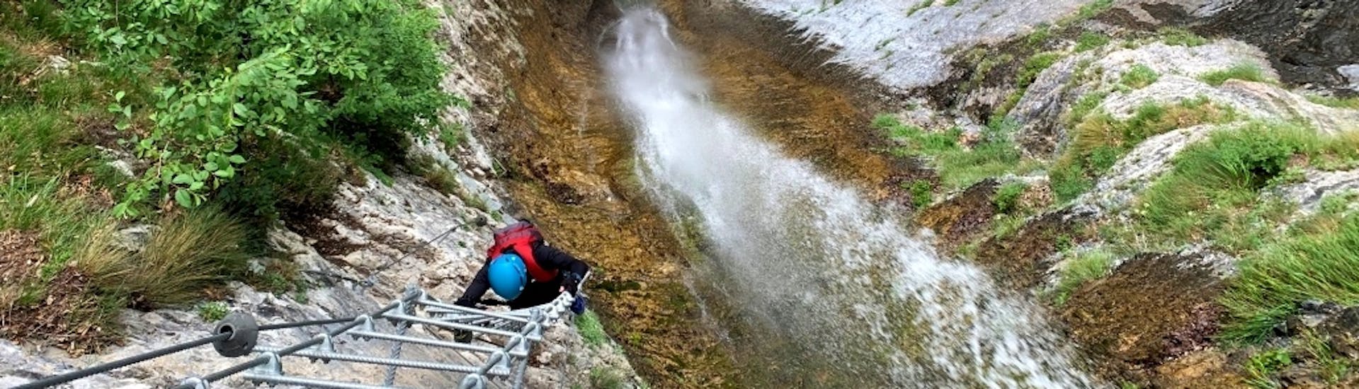 Ein Mann klettert auf dem Klettersteig in Ballino - Cascata mit SKYclimber Tremosine.
