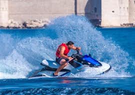 Jetski Verleih in Lapad mit Jet Ski Rent Dubrovnik Jet ski fahrer von Jet Ski Rent Dubrovnik fährt auf dem blauen meer vor lapad, dubrovnik