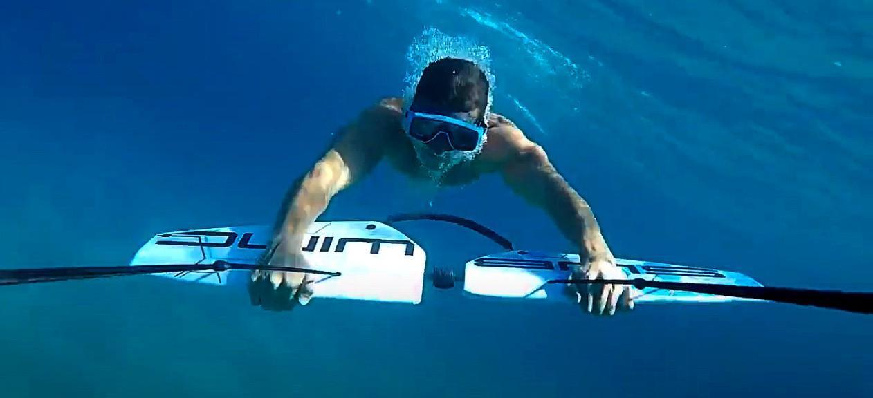 Un chico se agarra al subwing mientras es llevado debajo del agua por el barco durante el Subwing en la bahía de Ramla con Vitamin Sea.