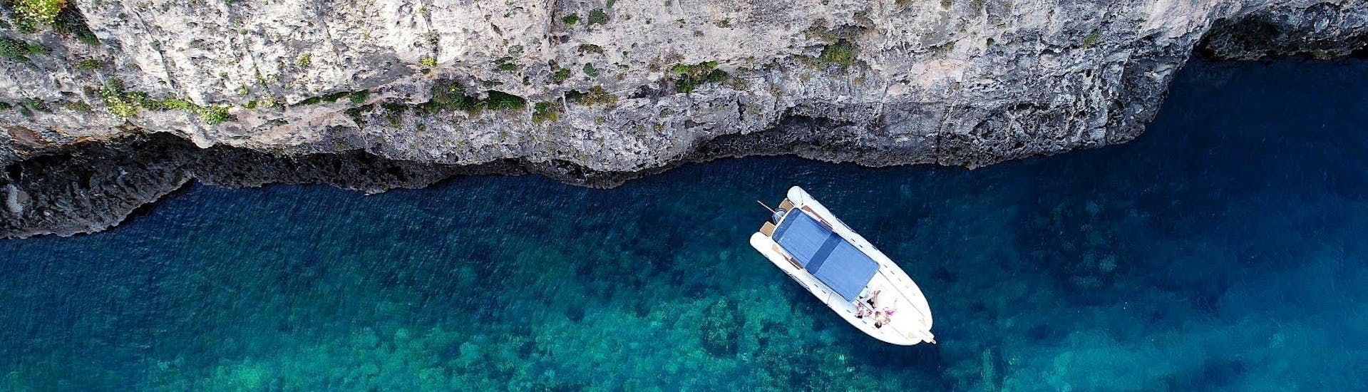 Barco de Vitamin Sea bordea una preciosa bahía en Gozo durante el Paseo en barco por Gozo al atardecer.