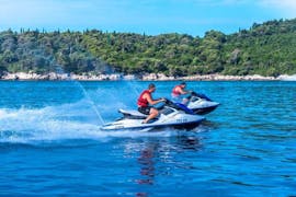 Twee jetski-chauffeurs van Rent a Jet Ski Dubrovnik doen een jetski-safari in Lapad, Dubrovnik.