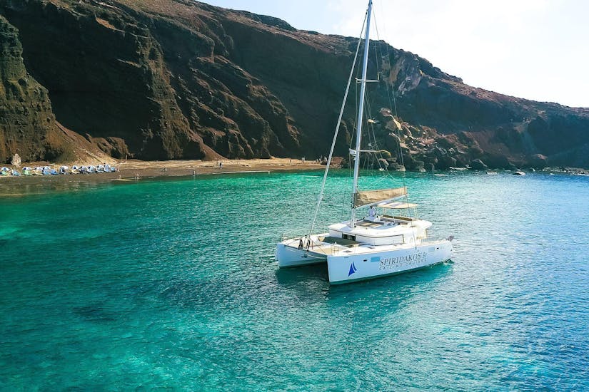 During the Sailing Catamaran Cruise around the Hotspots of Santorini the guests enjoy their time with the crew of Spiridakos Sailing Cruises.
