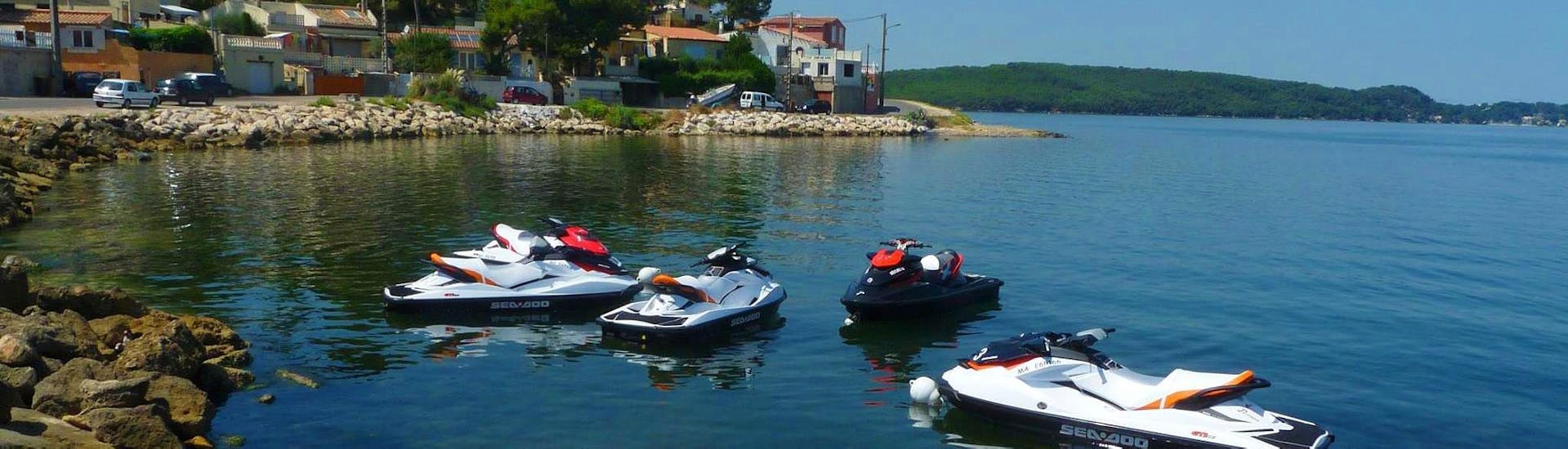 Tourists are admiring the panorama from the coast on the Etang de Berre during the initiation avec Jet Ski Aventure in Martigues.