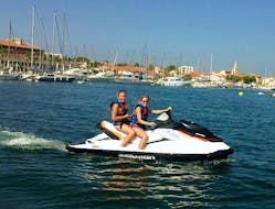 Deux jeunes filles profitent des paysages de la Provence depuis l'eau avec Jet ski Aventure à Martigues.