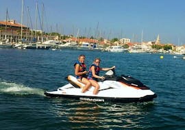 Two young girls enjoy the landscapes of the Provence from the water with Jet ski Aventure in Martigues.