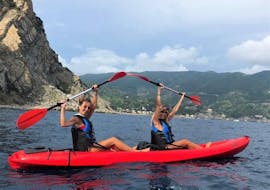 Two happy participants enjoying the kayak tour to Punta Mesco with snorkeling with Carnassa Cinque Terre Kayak Tour. 