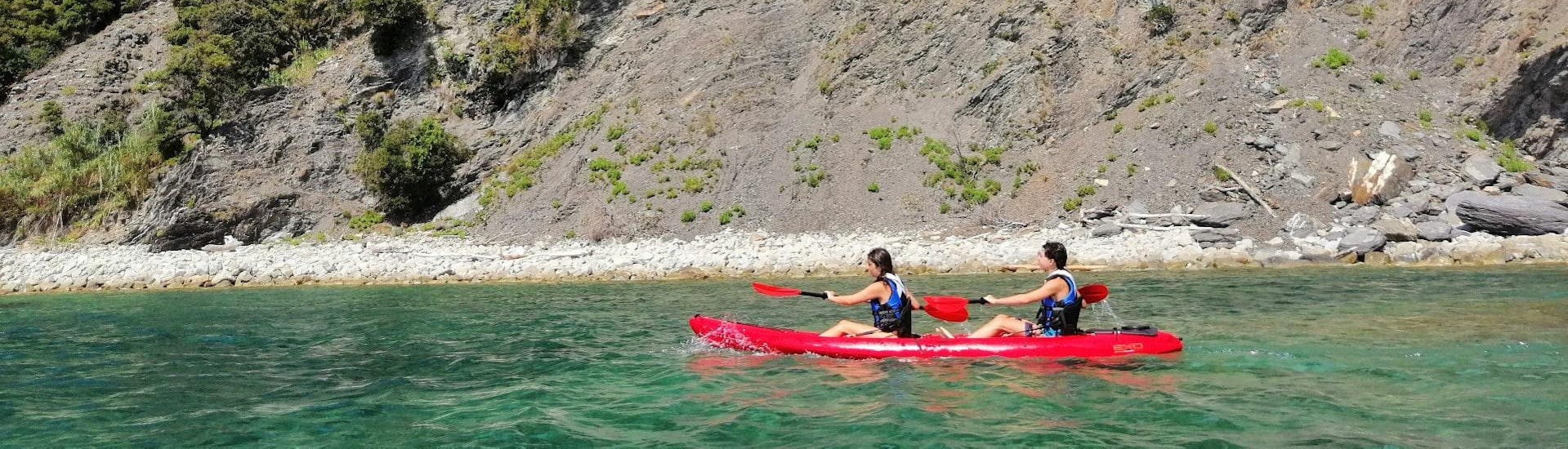 Due partecipanti si stanno godendo il loro tempo sul Sea Kayak Tour a Punta Mesco con Snorkeling con Carnassa Cinque Terre Kayak Tour.