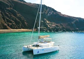 Croisière luxueuse en catamaran autour de la caldeira de Santorin avec BBQ avec Spiridakos Sailing Cruises Santorini.