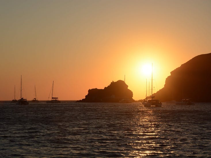 Katamarane stehen im Hafen nach der Luxus Katamarantour um Santorini bei Sonnenuntergang mit Spiridakos Sailing Cruises Santorini.