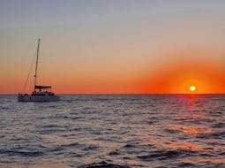 Foto van de zonsondergang tijdens de zonsondergang catamaran tour in Santorini met Spiridakos Sailing Cruises Santorini.