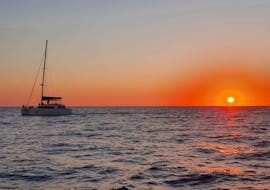 Foto van de zonsondergang tijdens de zonsondergang catamaran tour in Santorini met Spiridakos Sailing Cruises Santorini.