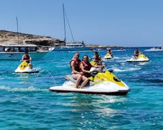 Un groupe d'amis s'amuse et profite de la vue imprenable sur le littoral maltais en conduisant un Jet ski dans le baie de Mellieha avec Oh Yeah Malta.