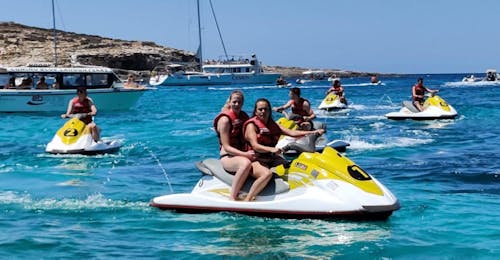 Location de Jet Ski dans la baie de Mellieha à Malte avec Oh Yeah Malta Location de Jet Ski dans la baie de Mellieha à Malte avec Oh Yeah Malta.