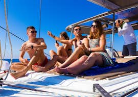Private Katamarantour um die Hotspots von Santorini mit Spiridakos Sailing Cruises Santorini Gruppenfoto während der privaten Katamaran-Tour um die Hotspots von Santorin mit Spiridakos Sailing Cruises Santorini.