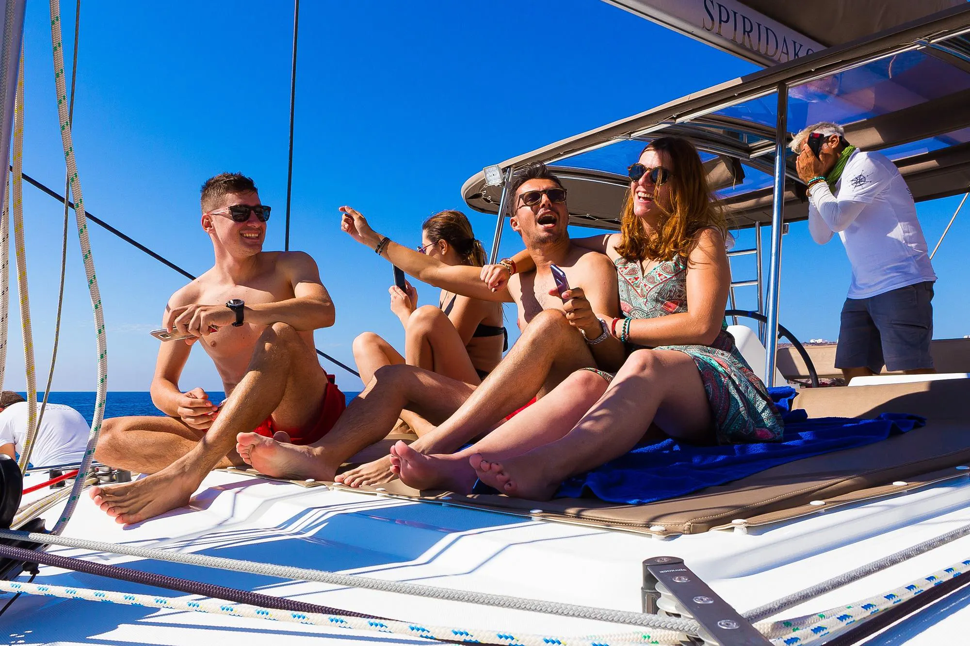 Croisière privée en catamaran autour de Santorin avec Spiridakos Sailing Cruises Santorini Photo de groupe lors de le croisière privée en catamaran autour de Santorin avec Spiridakos Sailing Cruises Santorini.