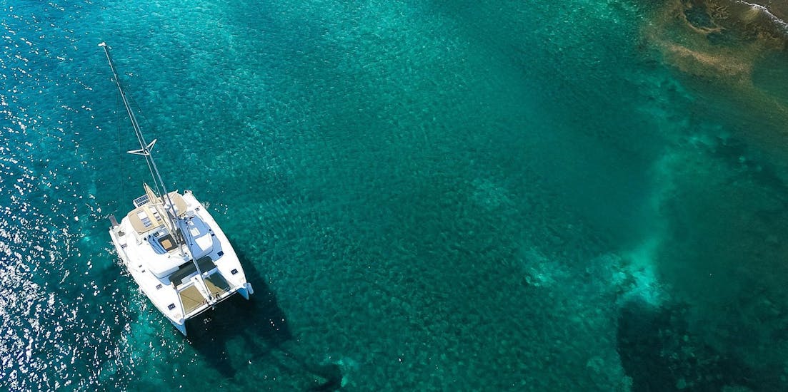 Vista superior del tour privado en catamarán por los lugares de interés de Santorini con Spiridakos Sailing Cruises Santorini.