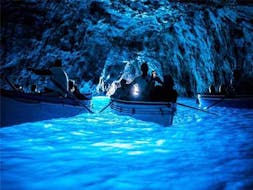 Eine Gruppe von Teilnehmern am Eingang der Blauen Grotte während der Bootsfahrt von Sorrento nach Capri mit Lubrense Boats Amalfi Coast.