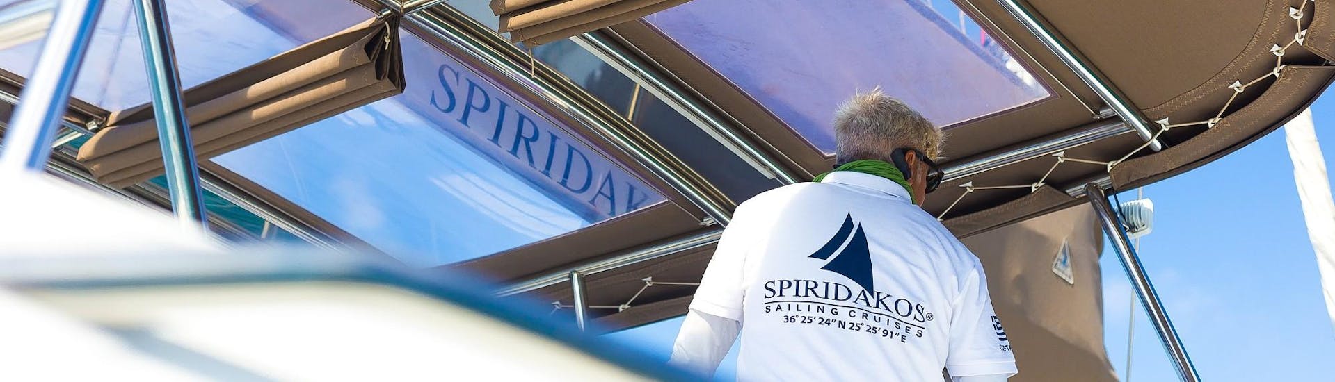 Foto van de schipper tijdens de privé catamaran tour met zonsondergang rond Santorini met Spiridakos Sailing Cruises Santorini.