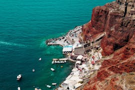 Während der Privaten Bootstour mit Wanderung des Vulkans zeigt die Crew von Santorini Sailing Cruises ihren Gästen die geheimen vulkanischen Orte der Insel.