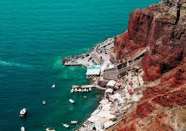 Pendant la croisière volcanique privée avec une randonnée sur le volcan, l'équipage de Santorini Sailing Cruises montrera à ses invités les sites volcaniques secrets de l'île.