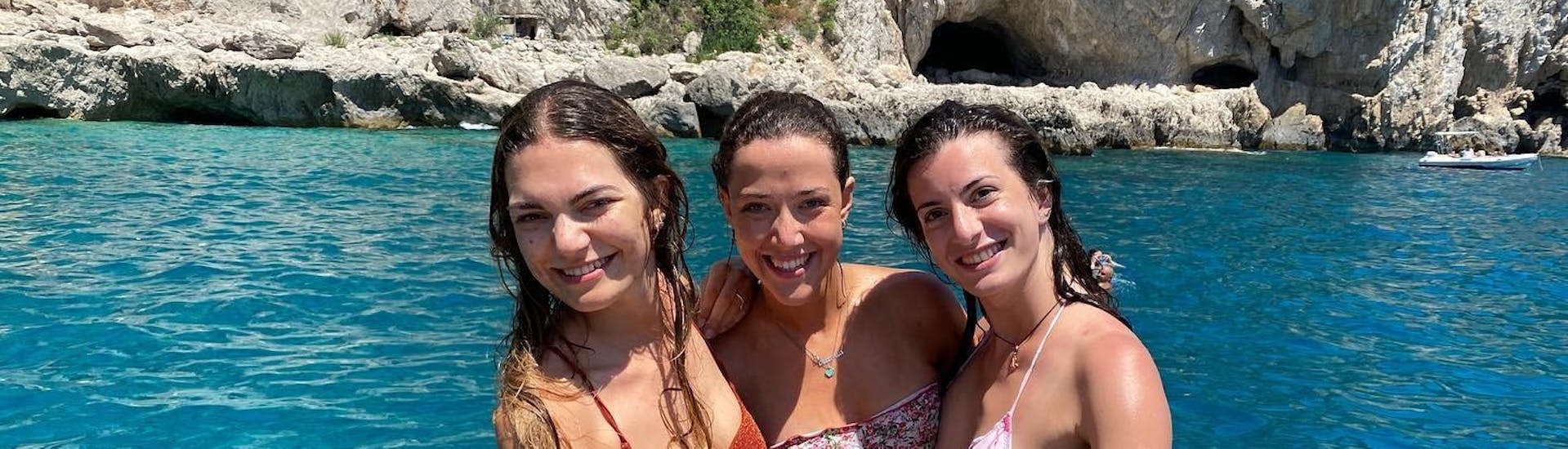 Three happy friends enjoyng the private boat trip from Sorrento to Positano and Amalfi with Lubrense Boats Costiera Amalfitana.