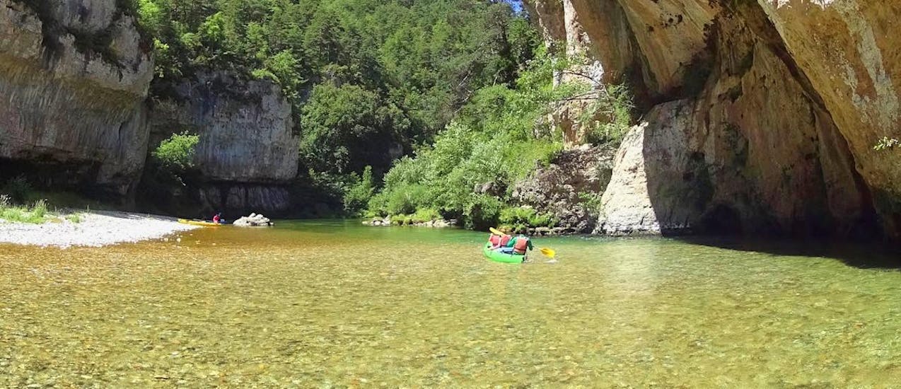 A Family is paddling in the heart of the Gorges during the 7km tour Canoe Rental on the Tarn for Families with Canoe La Cazelle Gorges du Tarn.