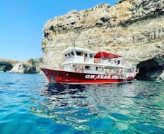 La nostra barca si sta avvicinando a Gozo durante il Gita in barca a Gozo, Comino & Laguna Blu con Oh Yeah Malta.