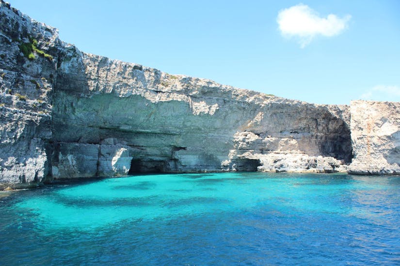 The amazing cliffs of Comino that you can admire during the Boat Trip to Gozo & Comino incl. Blue Lagoon.