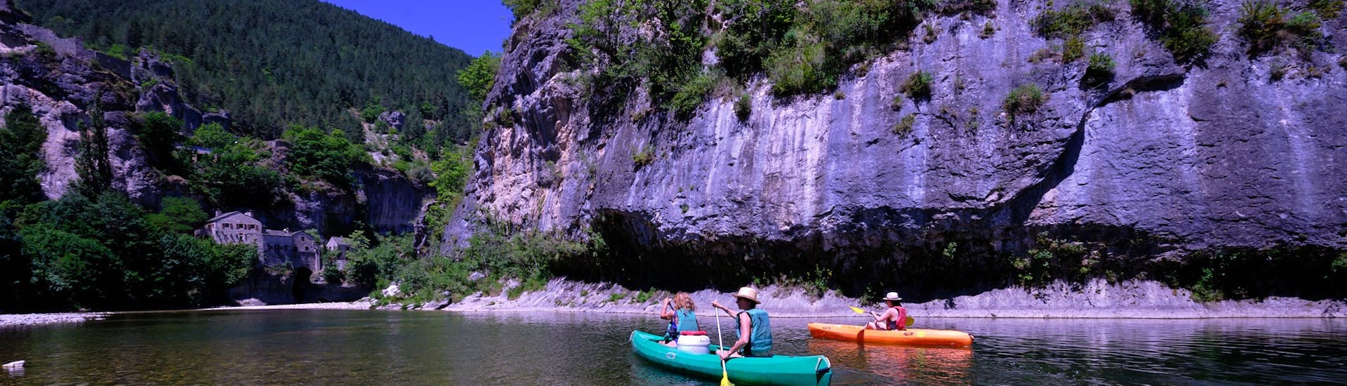 A group of tourist are paddling in the Gorges during the Classic Tour of 12km Canoe Rental on the Tarn with Canoe La Cazelle Gorges du Tarn.