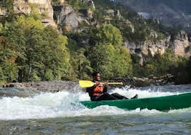 24km Kayak & Canoe on the Tarn - The Heart of the Gorges from Canoë La Cazelle Gorges du Tarn Un homme se bat contre les rapides au cœur des Gorges lors de la location de 24 km de canoë sur la Cazelle des Gorges du Tarn.