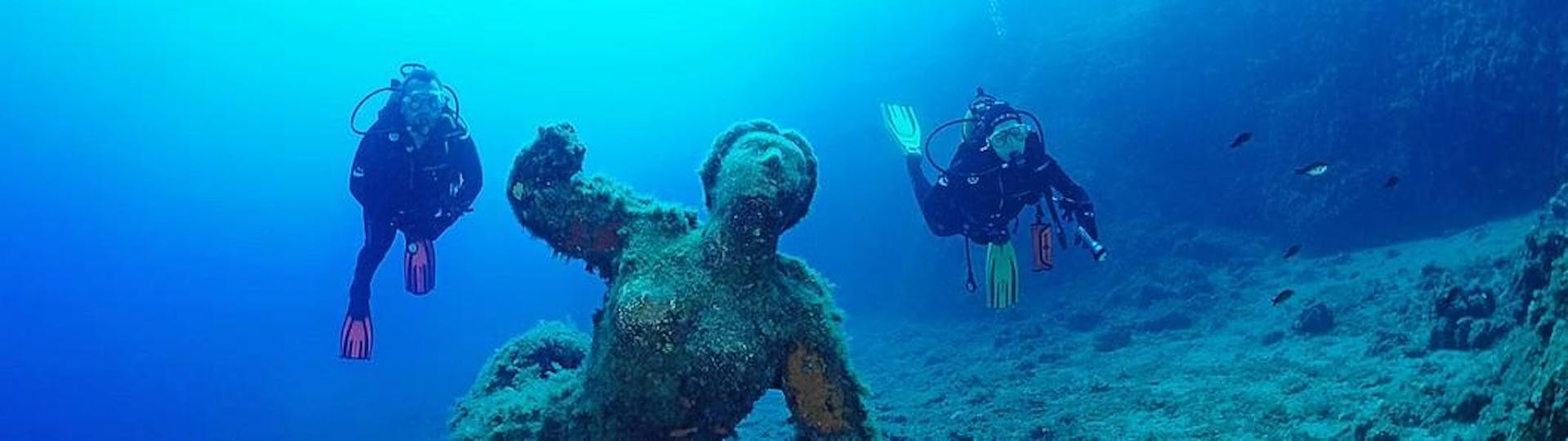 A beginner diver and his instructor discover the underwater scenery during the first dive at Lion de Mer with Aventure Sous-Marine Saint-Raphaël.