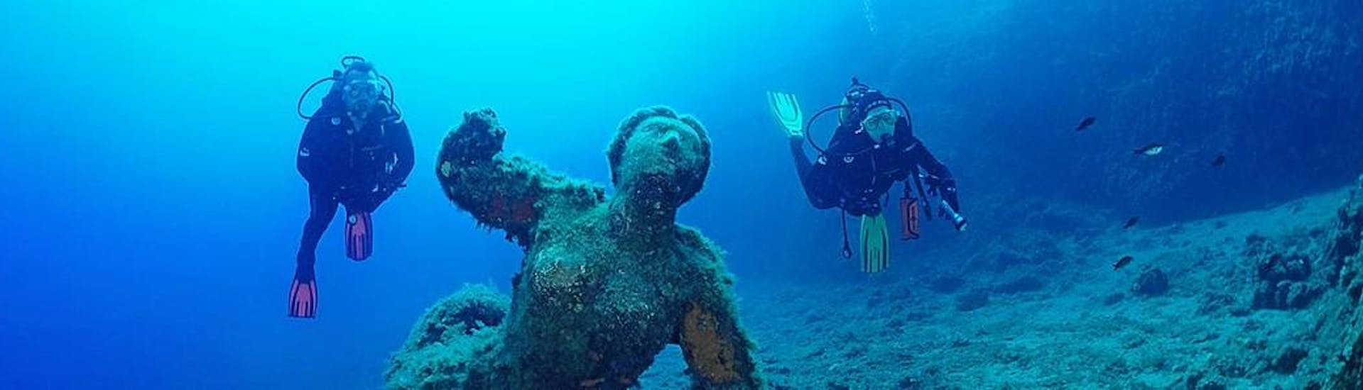 A beginner diver and his instructor discover the underwater scenery during the first dive at Lion de Mer with Aventure Sous-Marine Saint-Raphaël.
