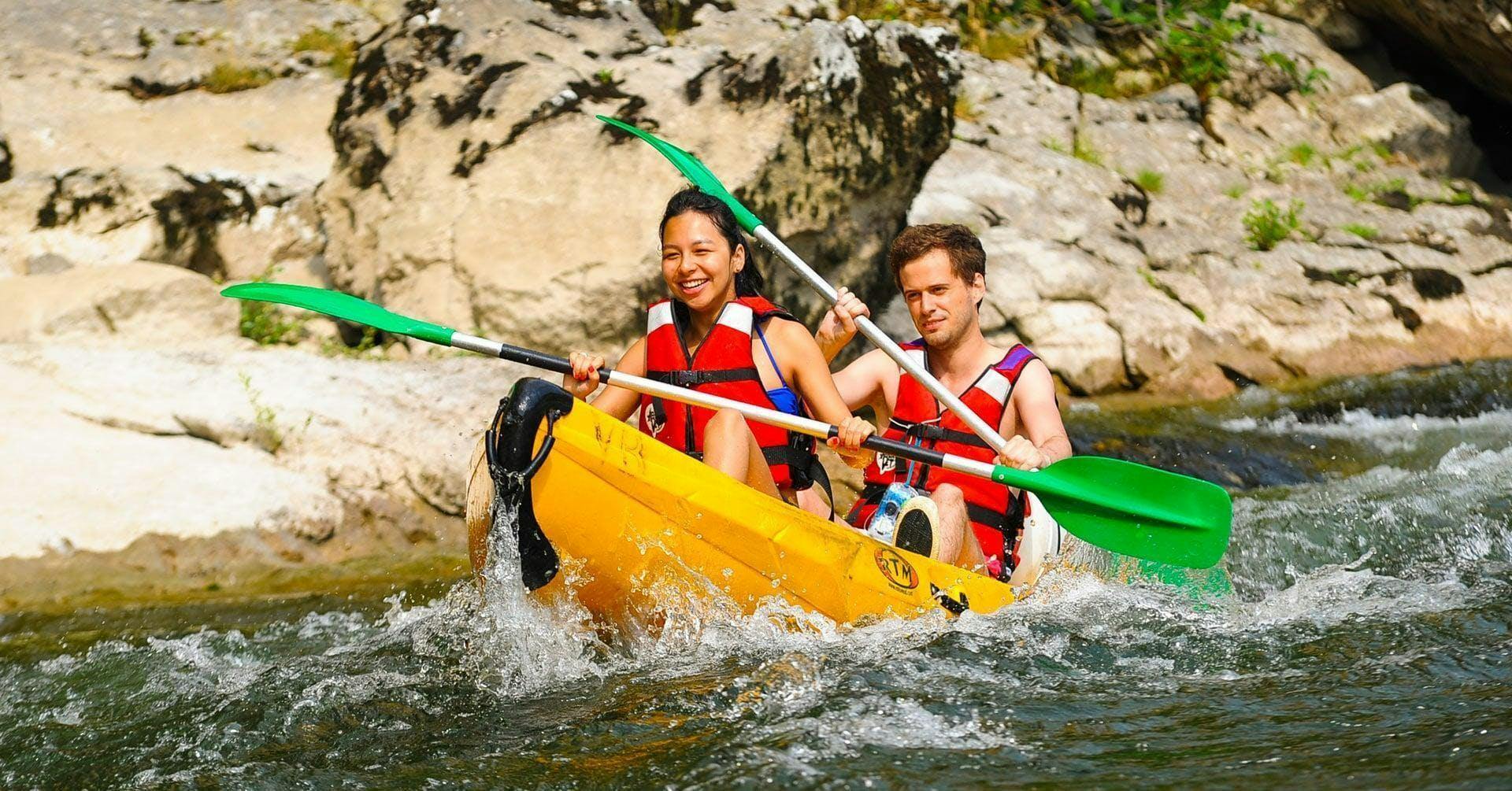Un padre y su hijo disfrutan de su alquiler de canoas de 36 km en Ardèche - 2 días con vivac, con ALB Canoës Ardèche.