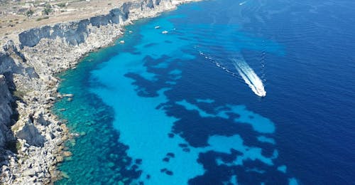 Gita in barca lungo la costa di San Vito Lo Capo con Mare and More Trapani. Una delle meravigliose spiagge in cui ci fermeremo durante il giro in barca a San Vito Lo Capo in bassa stagione con Mare and More Tour Trapani.