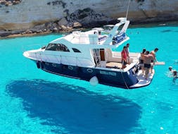 Baai van Lampedusa met blauw water gezien tijdens de boottocht rond Lampedusa met lunch met Gita in Barca Liliana Lampedusa.