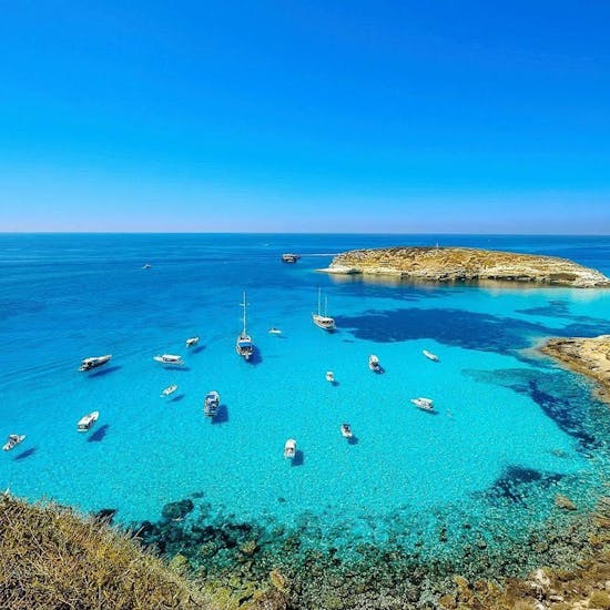 Prachtige baai met turquoise water gezien tijdens Boottocht rond Lampedusa met Lunch met Gita in Barca con Liliana Lampedusa.