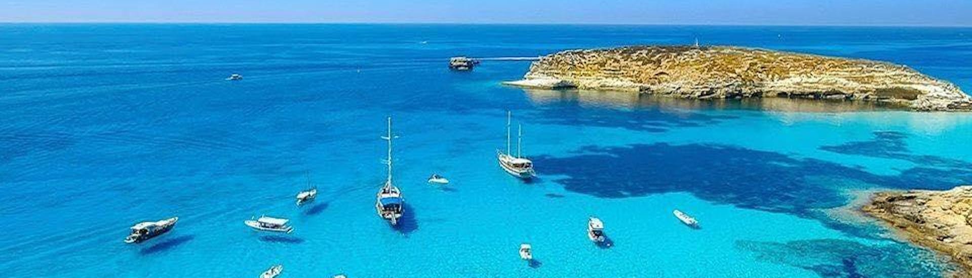 Schöne Bucht mit türkisfarbenem Wasser während der Bootsfahrt um Lampedusa mit Mittagessen mit Gita in Barca con Liliana Lampedusa gesehen.