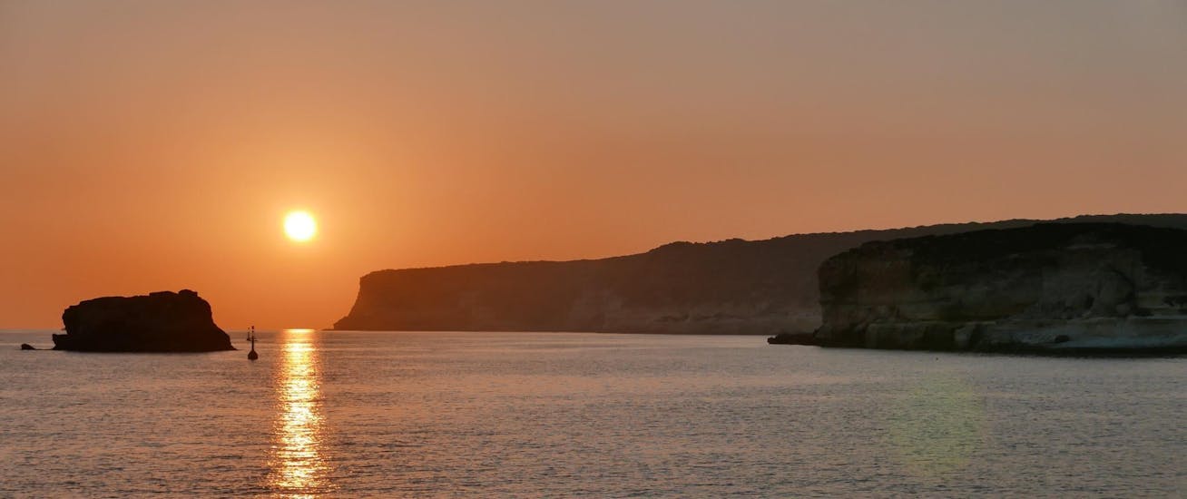Coucher de soleil sur la mer à Lampedusa lors d'une balade en bateau autour de Lampedusa avec dîner avec Gita à Barca Liliana lampedusa.