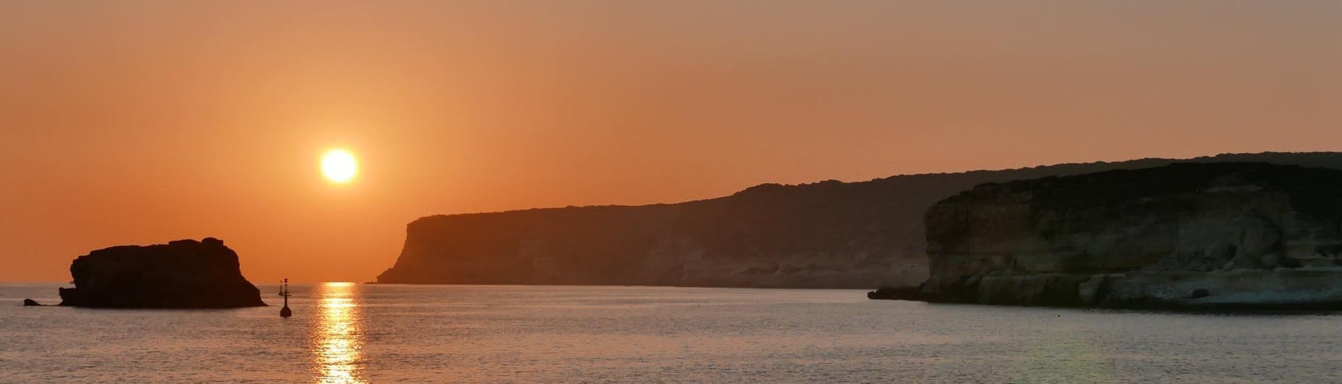 Sonnenuntergang über dem Sitz in Lampedsa während Sunset Boat Trip rund um Lampedusa mit Abendessen mit Gita in Barca Liliana lampedusa.