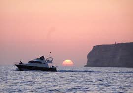 Bootstour um Lampedusa bei Sonnenuntergang mit Abendessen mit Gita in barca Liliana Lampedusa Das Boot Liliana segelt während der von Gita in Barca Liliana Lampedusa organisierten Bootstour um Lampedusa bei Sonnenuntergang mit Abendessen über das Meer.
