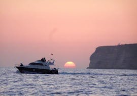 Notre bateau Liliana naviguant sur la mer pendant notre balade en bateau au coucher du soleil autour de Lampedusa avec dîner, organisée par Gita à Barca Liliana Lampedusa.