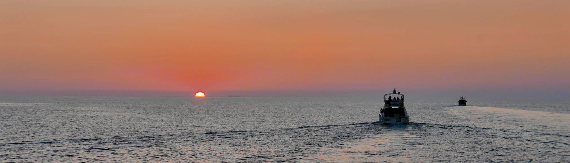 Der romantische Sonnenuntergang, den Ihr vom Boot aus bei der Bootstour um Lampedusa bei Sonnenuntergang mit Abendessen bei Gita in barca Liliana Lampedusa bewundern werdet.