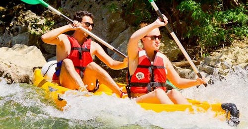 30 km kajak- en kanoverhuur in de Ardèche - Avontuurlijke Tour met Viking Bateaux Ardèche Een jong stel op reis met een kanoverhuur van 30 km in de Ardèche - Adventure Tour - 1 Day aangeboden door Viking Bateaux.