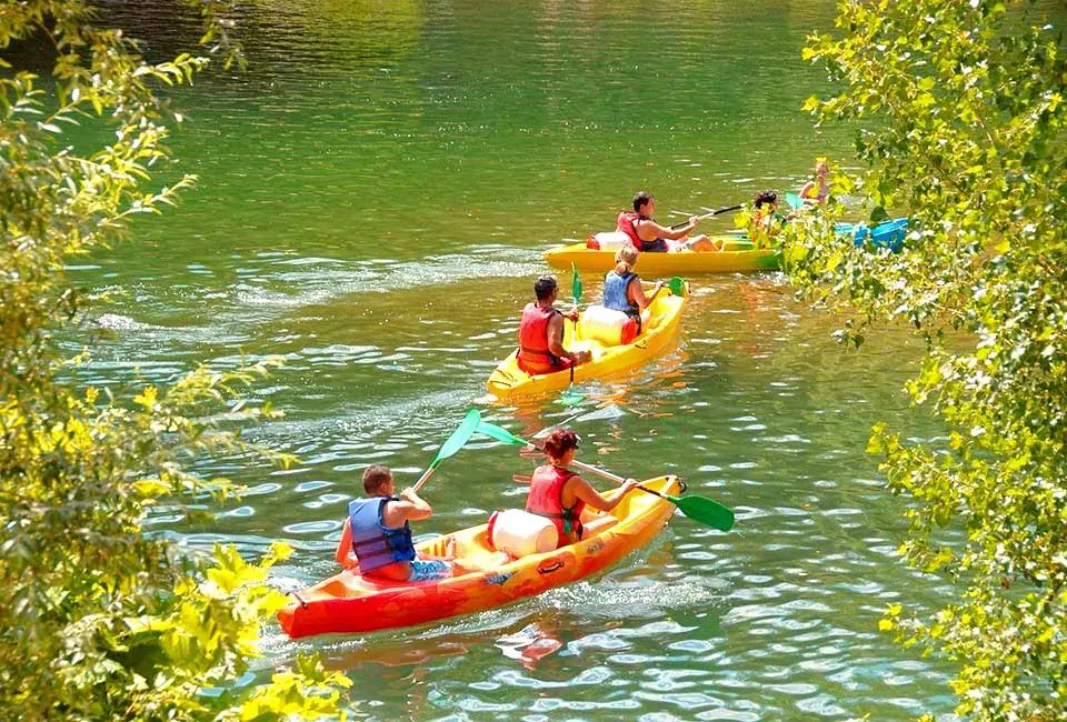 Alquiler de kayak y canoa de 30 km en Ardèche - 2 días con vivac con Viking Bateaux Ardèche Grupo de amigos haciendo un alquiler de canoa de 30 km en Ardèche - 2 días con vivac, con Viking Bateaux.
