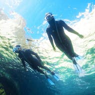 Due persone osservano il fondale marino durante l'escursione privata di snorkeling nel parco nazionale delle Calanques con una guida del Bateau Jaune Marseille.