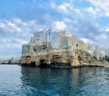 Tendrás grandes vistas del Bastione di Santo Stefano durante el Paseo en barco a las cuevas de Polignano a Mare con esnórquel.