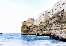 De beroemde Lama Monachile van Polignano a Mare op een zonnige dag tijdens de privé boottocht naar de grotten van Polignano a Mare met Dorino gite in Barca Polignano.