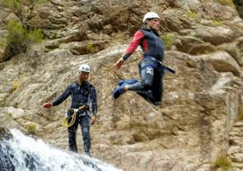 Ein Mann springt bei seinem Ganztägigen, sportlichen Canyoning in der Fiumorbu-Schluchtmit Acqua et Natura von einem Felsen.